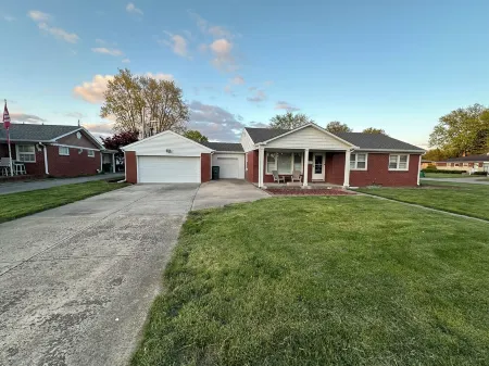 Cozy Corner House 9 min walk from Indianapolis Motor Speedway!