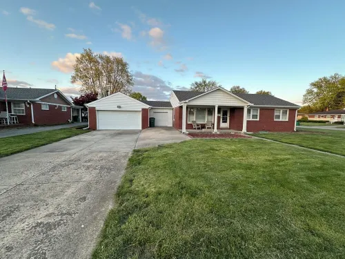 Cozy Corner House 9 min walk from Indianapolis Motor Speedway!