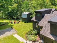 Vermont Summer Escape - Sleeps 8 with FirePit, Hot Tub, and Pet Friendly! Hotels in Winhall