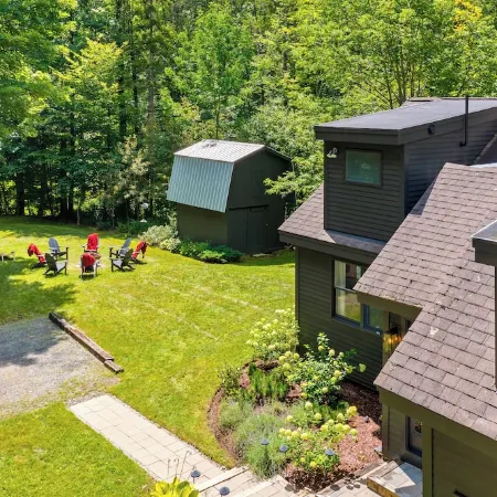 Vermont Summer Escape - Sleeps 8 with FirePit, Hot Tub, and Pet Friendly!