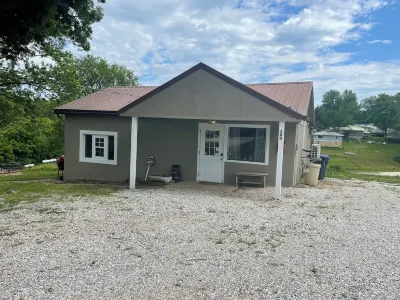 Nana’s Bunkhouse is a small little efficiency located in Houston, MO.