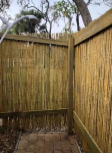 Cozy bungalow in charming Bay Point subdivision 2 minutes to Nokomis beach. 諾科米斯酒店