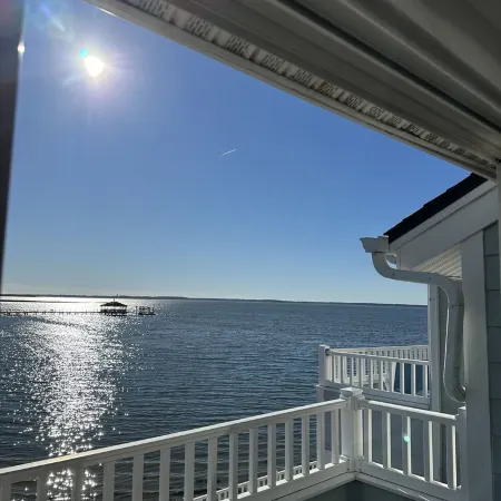 Waterfront Oasis on the Bay-Family Sized Home on the Water. 7 Min Walk to Beach!