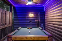 FUN Cabin - Pool Tables, Games, Jacuzzi, Firepit, Hammocks, Sleeps 12! Hotel a McCurtain County