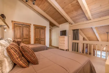 VAULTED CEILINGS, GIANT VIEWS-WALK/BUS TO GONDOLA SQUARE! 2 BR/2 BA POOL HOT TUB
