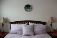 Fireweed House - Elegant Downtown Escape with Local Flair