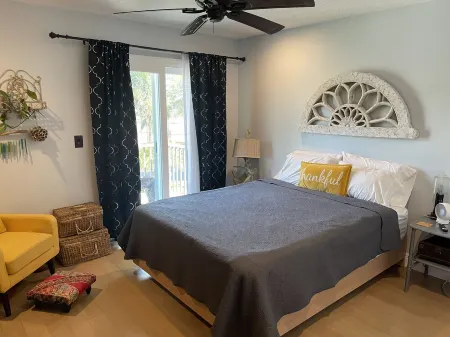 One block from Beach. Spacious 2 bedroom duplex BTR #2197