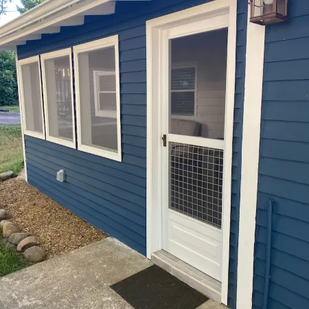 Cozy Cottage walking distance to Downtown!