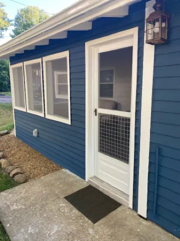 Cozy Cottage walking distance to Downtown!