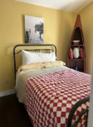 Waterfront Cottage 5 minutes to Mount Wachusett, Dock, Pet Friendly, Kayaks