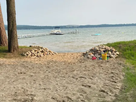 Special: 10% Winter/Spring Discount–Your Four-Season Getaway on West Twin Lake!