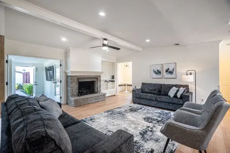 NEW! Gorgeous recently remodeled 4-bedroom spacious home with a Heated Pool . Отели рядом с достопримечательностью «Университет Техас в Даллас»