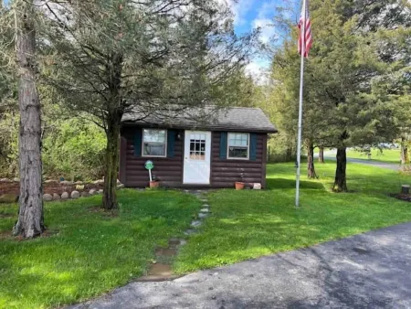 Seneca Lake View Retreat sits secluded on a 2 acre lot. Отели в г. Майло