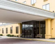 Clarion Hotel Somerset - New Brunswick - parking