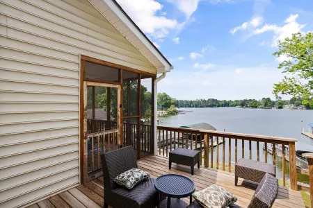 Lakefront Home- 7 bedroom 4.5 bath- Sleeps 16 + Game Room, PS-4 - Badin Lake, NC