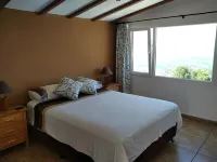 CASITA LEON. Tranquil mountaintop 2 bedroom villa, private pool, views.