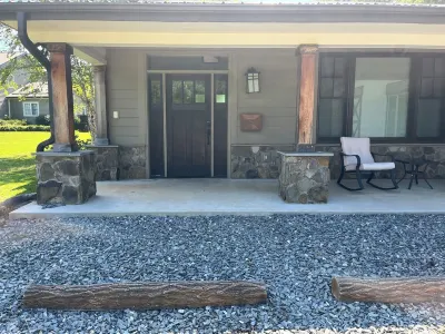 Cozy cottage just on the outskirts of Lynchburg! Hotels near Lynchburg Regional Airport