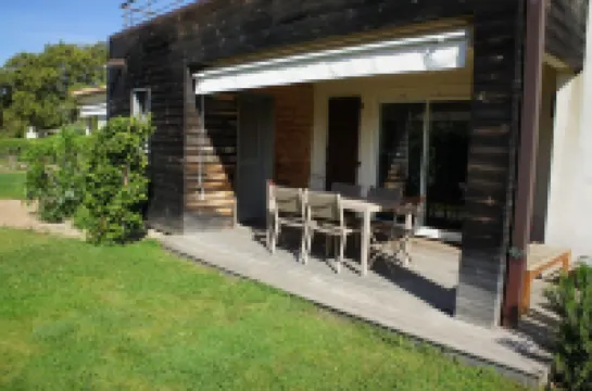 Luxury Apartment, Garden and Terrace, Swimmingpool, Beach 500m Away