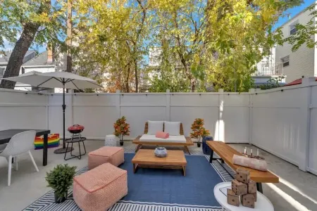 NYC Neighbor Home w/Parking. 30 Min Transit