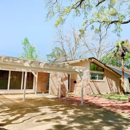 Peaceful Home 10 minutes to Downtown, Shopping mall, Restaurants and Night Clubs