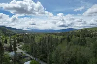 Rattlesnake Paradise , 5 min. to hiking & charming downtown. Quiet neighborhood.