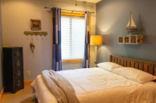 Cabin on Lake Keowee just minutes from Clemson, lake front property with firepit