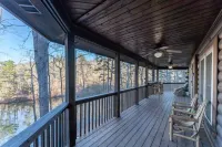 Beautiful Lake Front Log Cabin with Dock