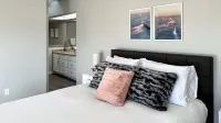 Hot tub + Bright and spacious home + 20 min to Ski —> Sleeps 13!