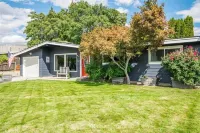 The Red Door Retreat with Huge Pool and Hot Tub