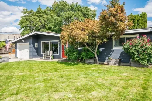 The Red Door Retreat with Huge Pool and Hot Tub Hotels in East Wenatchee