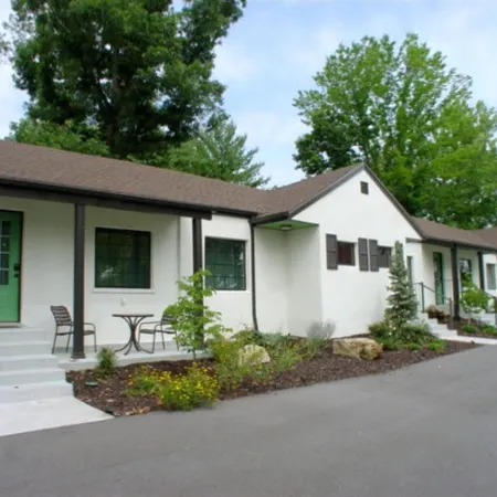 Cozy Cottage in Downtown Branson with a Pool