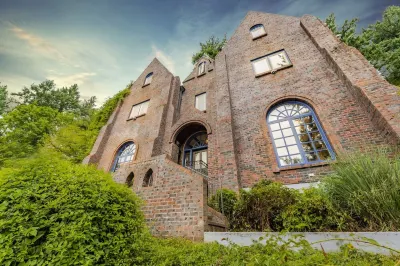 Castle Estate in SW Portland with hot tubs, minutes from downtown Portland. Hotels in 