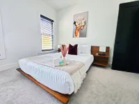 8Br Southend_Walk to Everything_Sleeps 20 Hotels near Billy Graham Library