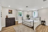 La Niña 5 minutes to Nokomis Beach. Fenced in Yard Pet-Friendly!