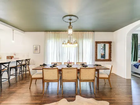 The Ella Norah. A Luxury Retreat. Pool and Spa. Steps to Main Street.