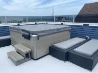 HOT TUB ON DECK, OCEAN VIEW, WALKING DISTANCE TO RESTAURANTS, BARS AND BOARDWALK