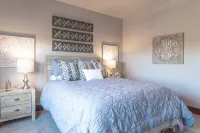 Modern Home w/ mountain views! — 9 minutes from downtown!