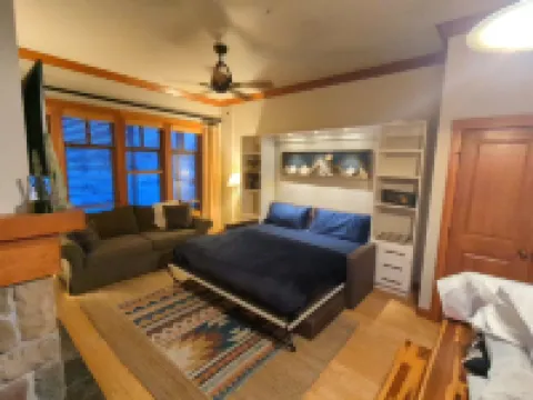 Beautiful End-Unit with Private Balcony and hot tub + pool. Hotels near Solitude Mountain Resort