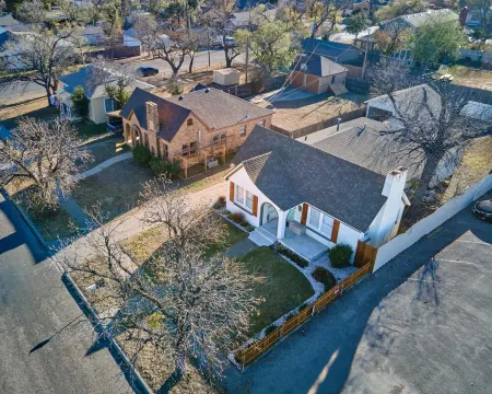 ✔ Spacious & Modern + Pool Table + Great Location