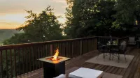 Spectacular Mountain & Sunset Views! Spacious Home Sleeps 12! Ping Pong/Hot Tub!