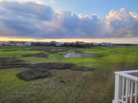 Pet friendly Ocean views Steps to Beach