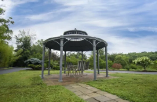 10 bedroooms/baths, 4 mi from VT