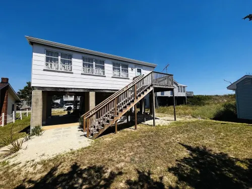 ✨Steps to the Beach ✨ Pet friendly cottage with a great view of the water!
