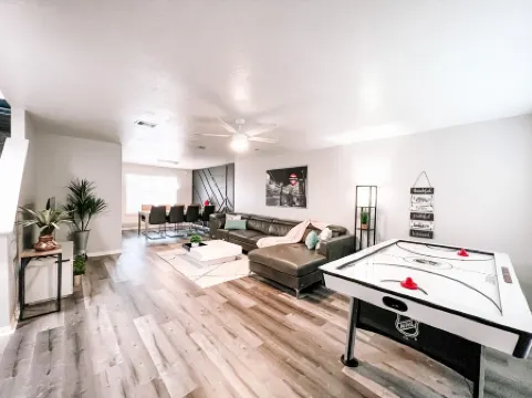 Beautiful/Spacious house Отели рядом с достопримечательностью «Маркет сквер эт Элдридж»