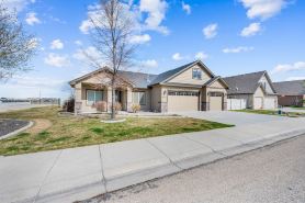 Clean and Comfortable Centrally Located 5br/3Bath home in Meridian, ID.