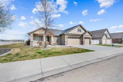 Clean and Comfortable Centrally Located 5br/3Bath home in Meridian, ID. Các khách sạn gần Boise Paddle Boat Rentals