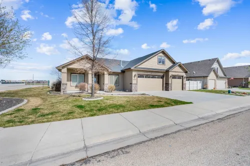 Clean and Comfortable Centrally Located 5br/3Bath home in Meridian, ID. - Homestays