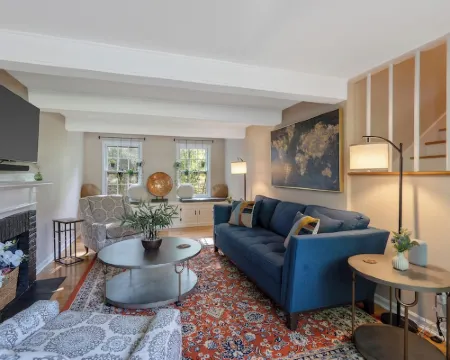 Comfy and cozy 4-bedroom minutes to SU, Hospitals, and downtown Syracuse โรงแรมในซีราคิวส์