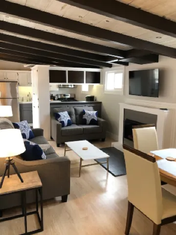 Newly renovated, Reserved Parking, Rooftop Deck, HVAC Steps to Bay Beach & Shops