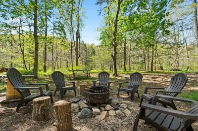 One-of-a-kind mountain cabin w hot-tub, near the Shenandoah NP